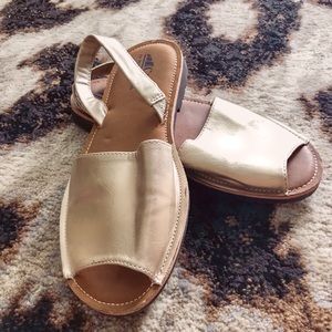 Very Comfy Metallic Sandals 👡